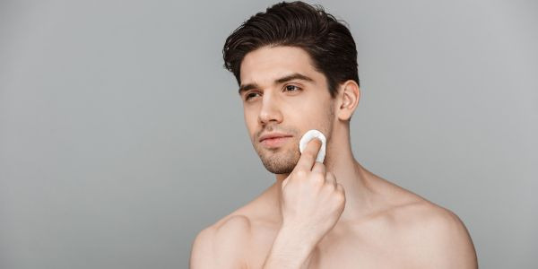Soins masculins : La routine essentielle pour une peau saine et éclatante
